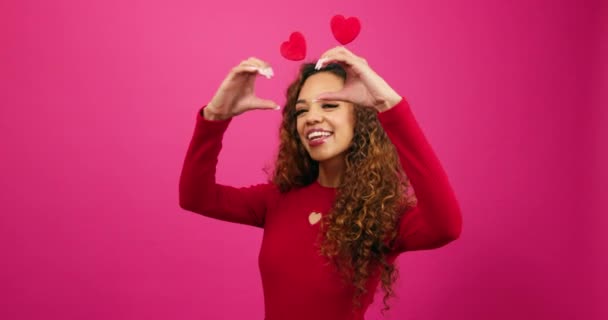 ハッピーキュートな若い女性はハートの手のジェスチャーを作ります バレンタインデースタジオ 高品質の4K映像 — ストック動画