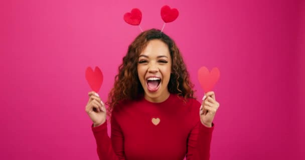 Roztomilá Multietnická Žena Pózuje Papírovými Srdci Symbolem Milostného Studia Valentine — Stock video