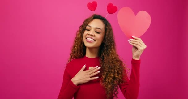 Wanita Muda Cantik Jatuh Cinta Memeluk Hati Cinta Diri Studio — Stok Video