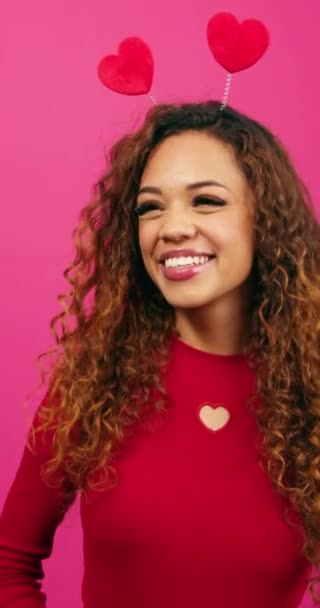 Szczęśliwa Młoda Kobieta Śmiejąca Się Różowym Studio Nosząca Serca Walentynki — Wideo stockowe