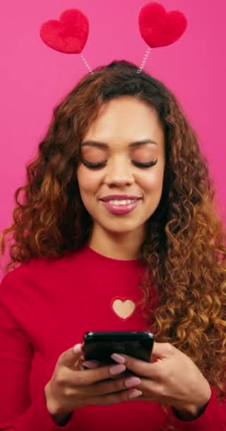 カメラ バレンタインデー デートアプリへの美しい若い女性のテキストと笑顔 高品質の4K映像 — ストック動画