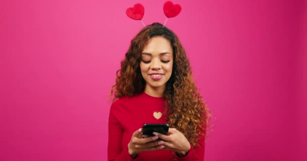 Mooie Jonge Vrouw Sms Glimlacht Naar Camera Valentijnsdag Dating App — Stockvideo