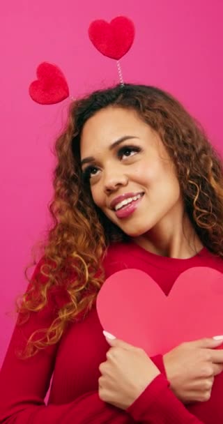 Mulher Bonita Amor Abraçando Amor Próprio Coração Estúdio Rosa Valentines — Vídeo de Stock