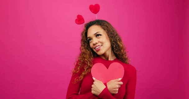 Schöne Junge Frau Liebe Umarmt Herz Selbstliebe Rosa Studio Valentines — Stockvideo