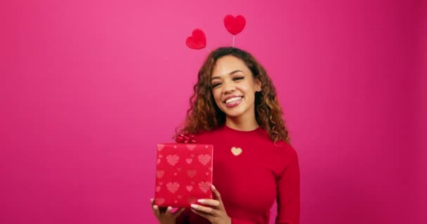 漂亮的年轻女子摆设礼品盒粉红色工作室 情人节或周年纪念日 高质量的4K镜头 — 图库视频影像