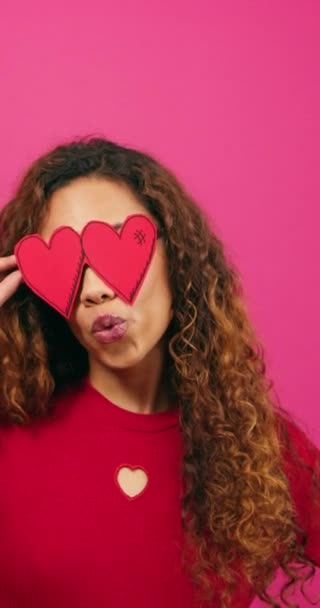 Mulher Boba Feliz Posa Com Olhos Coração Lovestruck Apaixonado Emoji — Vídeo de Stock