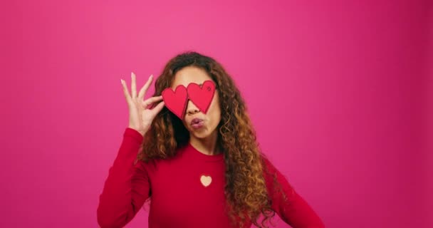 Lykkelig Fjollet Kvinde Poserer Med Hjerte Øjne Lovestruck Betaget Emoji – Stock-video
