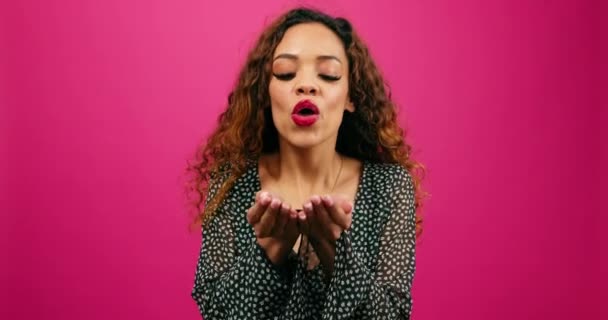 Wanita Muda Cantik Meniup Confetti Merah Dari Telapak Tangan Valentines — Stok Video