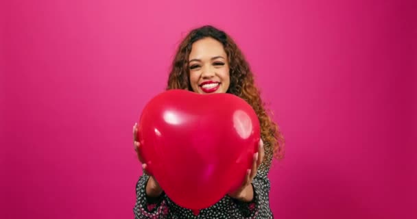 Krásná Mladá Žena Vyhazuje Balón Tvaru Srdce Vzduchu Směje Studio — Stock video