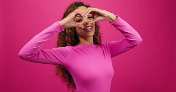 Glückliche Niedliche Junge Frau Macht Herz Hand Geste Valentinstag Studio — Stockvideo