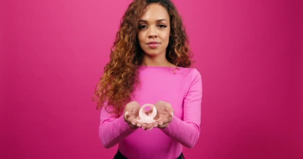 Серйозна Молода Жінка Тримає Стрічку Обізнаності Про Рак Молочної Залози — стокове відео