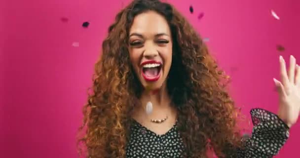 Wanita Muda Yang Cantik Menari Sementara Hujan Confetti Multi Warna — Stok Video