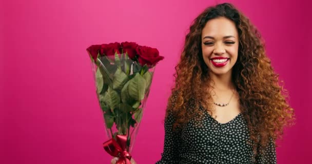 Krásná Mladá Žena Daruje Červené Růže Valentýna Růžové Studio Vysoce — Stock video