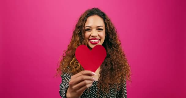 Słodka Wieloetniczna Kobieta Pozuje Papierowymi Sercami Symbolem Studia Miłości Valentine — Wideo stockowe