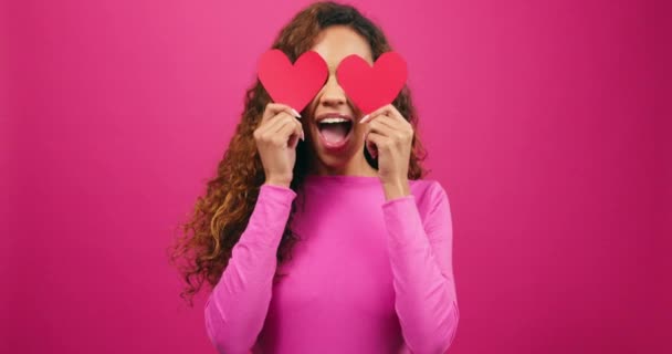 かわいい多民族女性は 愛のスタジオバレンタインのシンボル 紙のハートでポーズします 高品質の4K映像 — ストック動画