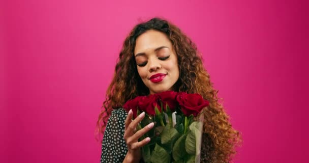 Krásná Multietnická Žena Drží Spoustu Rudých Růží Romantiku Růžové Studio — Stock video
