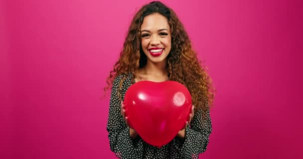 Belle Jeune Femme Tient Ballon Forme Coeur Vers Caméra Studio — Video