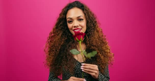 Piękna Wieloetniczna Kobieta Pachnie Czerwoną Różą Śmiejąc Się Uśmiechając Różowe — Wideo stockowe
