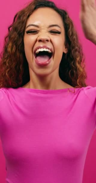 Lachende Vrouw Bedekt Ogen Als Verrassing Voor Valentijnsdag Roze Studio — Stockvideo