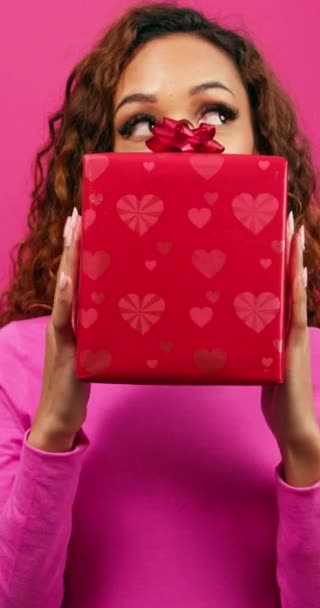 Nadšená Mladá Žena Drží Dárkovou Krabici Odhaluje Tvář Růžovou Stuhu — Stock video
