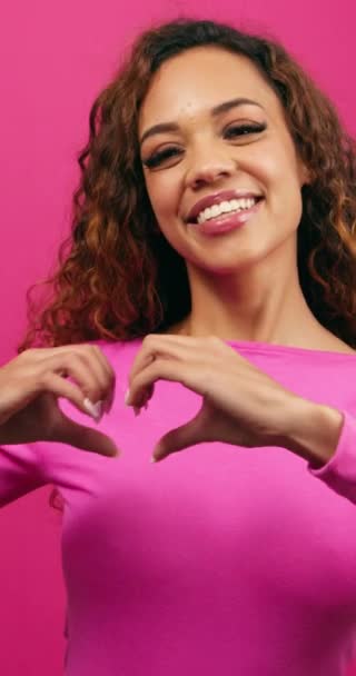 Glückliche Niedliche Junge Frau Macht Herz Hand Geste Valentinstag Studio — Stockvideo