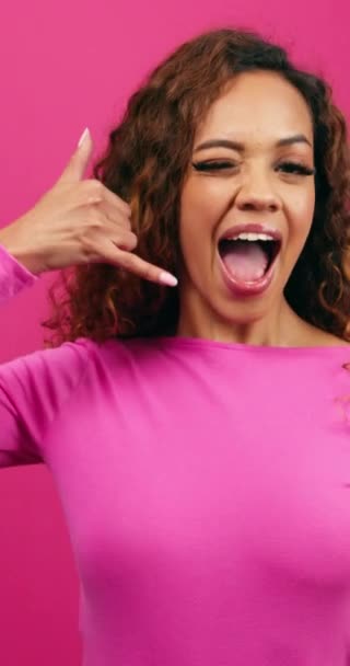 Flirtující Mladá Žena Dává Znamení Tajný Ctitel Valentýna Studio Vysoce — Stock video