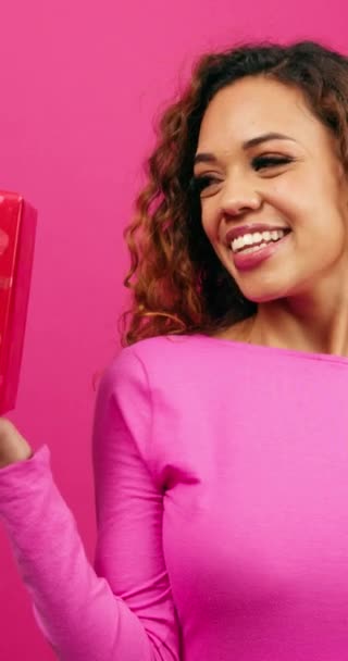 Mooie Jonge Vrouw Poseert Met Geschenkdoos Roze Studio Valentijnsdag Jubileum — Stockvideo