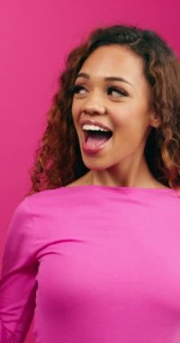 Gülümseyen genç kadınlar kopyalamak için solu işaret ediyor, Sevgililer Günü terfisi. Yüksek kalite 4k görüntü