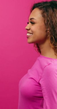 Gülümseyen genç kadınlar uzayı kopyalamak için el işaretleri, Sevgililer Günü terfisi. Yüksek kalite 4k görüntü