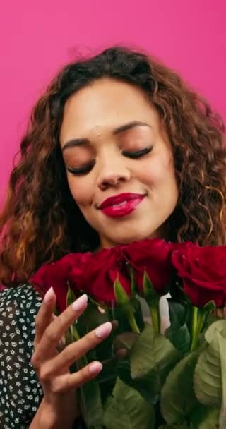 Vacker Multietnisk Kvinna Rymmer Massor Röda Rosor Romantik Rosa Studio — Stockvideo