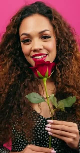 Piękna Wieloetniczna Kobieta Pachnie Czerwoną Różą Śmiejąc Się Uśmiechając Różowe — Wideo stockowe