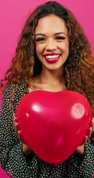 Mulher Bonita Segura Balão Forma Coração Direção Câmera Estúdio Imagens — Vídeo de Stock