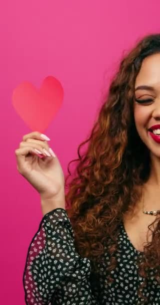 Мила Багатоетнічна Жінка Позує Паперовими Серцями Символом Кохання Студії Валентина — стокове відео