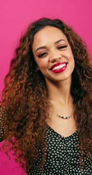Gelukkige Jonge Vrouw Lachend Roze Studio Verkleed Date Avond Hoge — Stockvideo