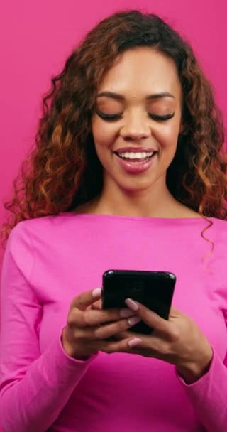 Geschokt Jonge Vrouw Krijgt Een Succesvolle Match Dating Profiel Studio — Stockvideo