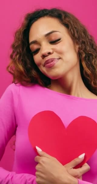 Mooie Jonge Vrouw Verliefd Knuffelende Hart Zelf Liefde Roze Studio — Stockvideo