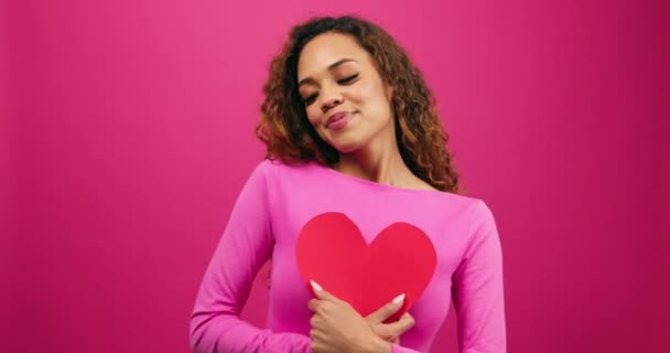 愛する美しい若い女性 ハートの自己愛 ピンクのスタジオバレンタイン 高品質の4K映像 — ストック動画