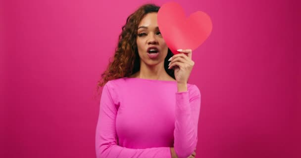 Carino Multi Etnico Donna Posa Con Cuori Carta Simbolo Amore — Video Stock