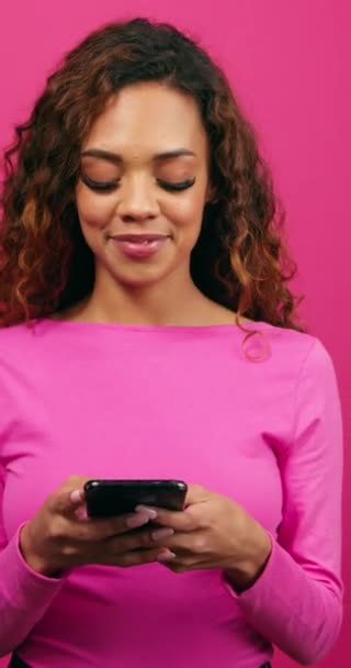 Leuke Jonge Vrouw Gekleed Voor Valentijnsdag Swipes Dating App Mobiele — Stockvideo