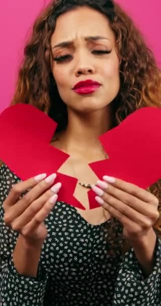 Jovem Coração Partido Segura Pedaços Após Separação Divórcio Imagens Alta — Vídeo de Stock