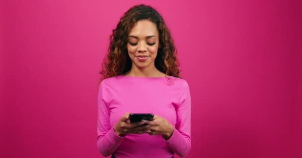 Leuke Jonge Vrouw Gekleed Voor Valentijnsdag Swipes Dating App Mobiele — Stockvideo