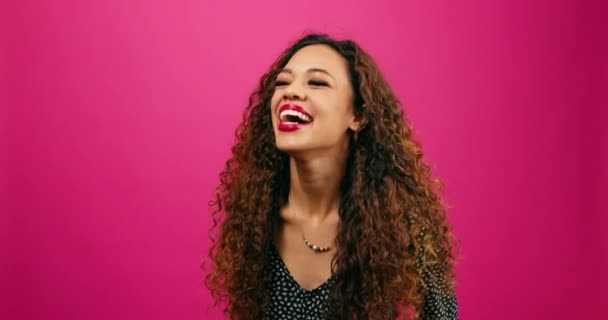 Χαρούμενη Νεαρή Γυναίκα Που Γελάει Στο Ροζ Στούντιο Ντυμένη Σαν — Αρχείο Βίντεο