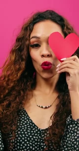Söt Multietnisk Kvinna Poserar Med Papper Hjärtan Symbol För Kärlek — Stockvideo