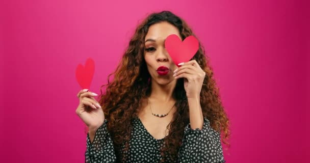 Söt Multietnisk Kvinna Poserar Med Papper Hjärtan Symbol För Kärlek — Stockvideo