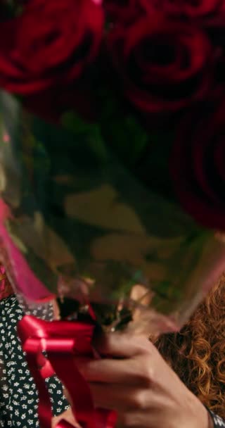 Piękna Młoda Kobieta Trzymająca Czerwone Róże Studio Walentynek Wysokiej Jakości — Wideo stockowe