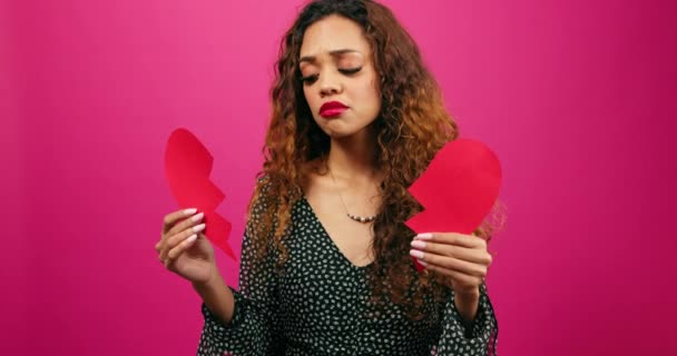 Jovem Coração Partido Segura Pedaços Após Separação Divórcio Imagens Alta — Vídeo de Stock