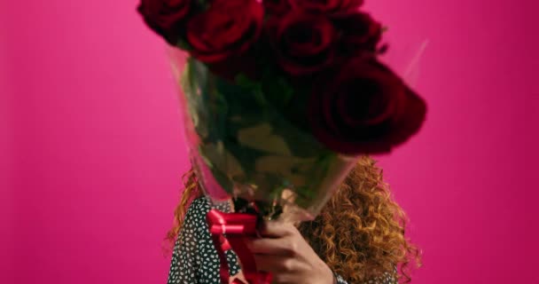 Krásná Mladá Žena Držící Hromadu Rudých Růží Valentýnské Studio Vysoce — Stock video