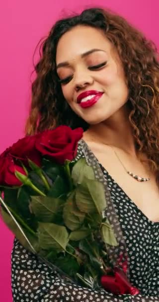 Hermosa Mujer Multiétnica Tiene Racimo Rosas Rojas Romance Estudio Rosa — Vídeos de Stock