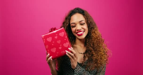 Όμορφη Νεαρή Γυναίκα Θέτει Κουτί Δώρου Ροζ Στούντιο Αγίου Βαλεντίνου — Αρχείο Βίντεο