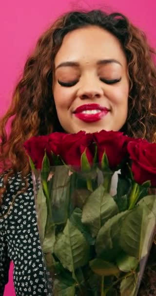 Piękna Wieloetniczna Kobieta Sobie Kilka Czerwonych Róż Romans Różowe Studio — Wideo stockowe